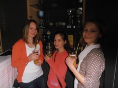 Laura, Loretta und Alena in der Cocktailbar