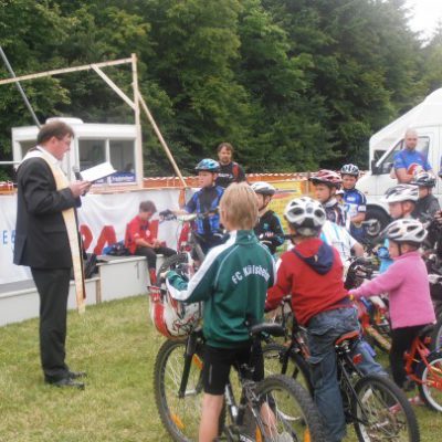 KIDS-Race - die Segnung der Räder und Fahrer
